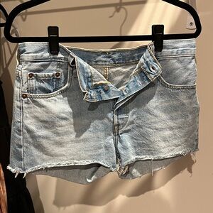 Light Wash Denim Levi’s 501 Jean Shorts